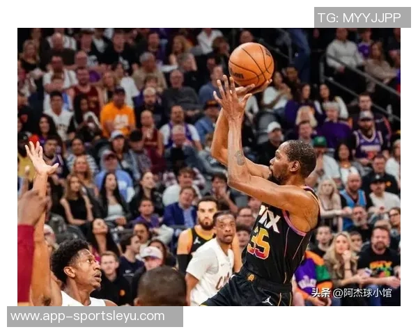 首节对决激烈萨尔高效拿下9分5篮板布克助攻表现抢眼贡献8分6助攻